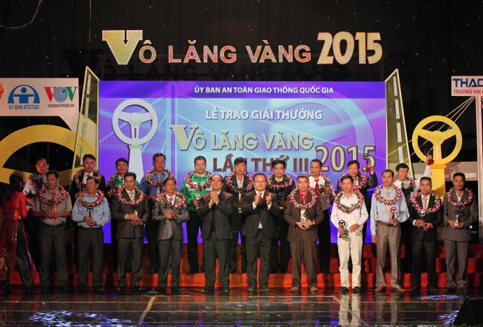 trao giai vo lang vang cho ca nhan lan 1- copy