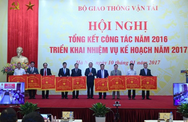 C&aacute;c sở GTVT nhận cờ thi đua xuất sắc