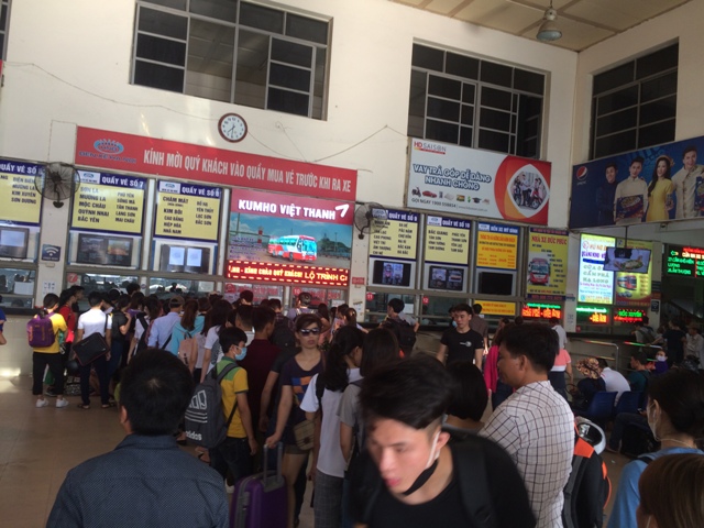 Tuy đ&ocirc;ng đ&uacute;c nhưng h&agrave;nh kh&aacute;ch xếp h&agrave;ng mua v&eacute; kh&aacute; 