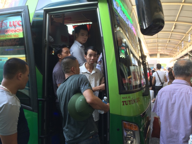 C&oacute; nhiều nh&agrave; xe h&agrave;nh kh&aacute;ch đ&atilde; phải đứng ở cửa do x