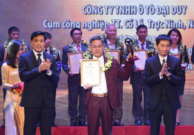 Thu truong Nguyen Ngoc Dong va ong ... trao giai d