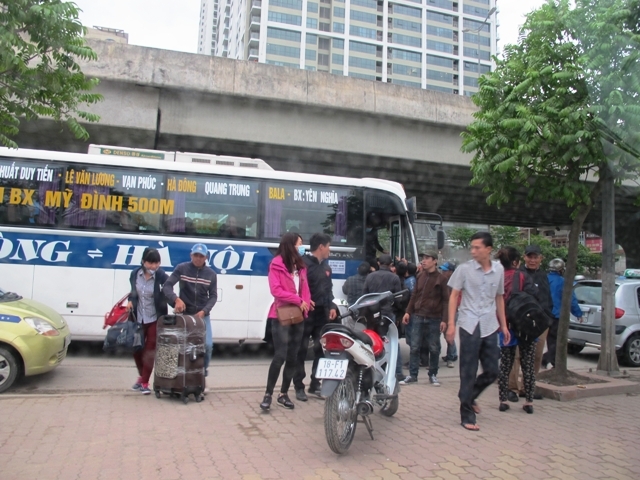 xe kh&aacute;ch Anh Huy trả kh&aacute;ch tại Đường Khuất Duy Tiế