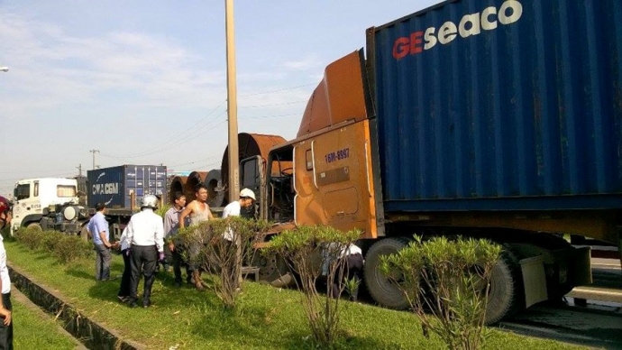 tai-xe-container-ngu-gat-tai-nan-lien-hoan-tren-qu