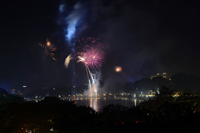 phao-hoa-ruc-sang-bau-troi-chao-nam-moi-binh-than