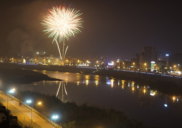 phao-hoa-ruc-sang-bau-troi-chao-nam-moi-binh-than 