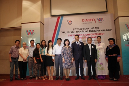 Ph&oacute; chủ tịch Hội Nh&agrave; b&aacute;o Việt Nam (thứ 3, từ phải qua) v&agrave; Tổng gi&aacute;m đốc Diageo (đứng kế b&ecirc;n) chụp ảnh lưu niệm với c&aacute;c t&aacute;c giả đoạt giải