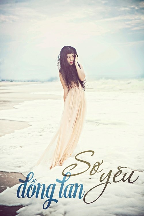 Trong MV &ldquo;Sợ y&ecirc;u&rdquo;, Đồng Lan đ&atilde; lần đầu ti&ecirc;n thể hiện một h&igrave;nh ảnh sexy v&agrave; gợi cảm hơn. C&ocirc; d&ugrave;ng h&igrave;nh ảnh b&aacute;n nude v&igrave; muốn lột trần cảm x&uacute;c b&ecirc;n trong của m&igrave;nh - một người &ldquo;Sợ y&ecirc;u&rdquo; hơn bất k&igrave; ai kh&aacute;c. B&aacute;n nude nhưng vừa đủ, kh&ocirc;ng tạo cảm gi&aacute;c trần tục, c&oacute; lẽ v&igrave; c&ocirc; đ&atilde; mang c&aacute;i thứ cảm x&uacute;c qu&aacute; mong manh kia ra phơi b&agrave;y để người ta chỉ c&ograve;n thấy điều duy nhất: &ldquo;Trong t&igrave;nh y&ecirc;u, Lan&ldquo;nh&uacute;t nh&aacute;t như một đứa trẻ