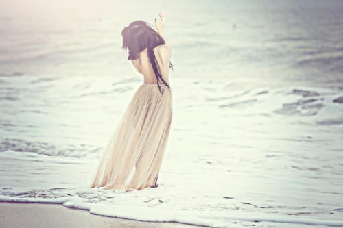 Đồng Lan hi vọng: &ldquo;Qua &ldquo;Sợ y&ecirc;u&rdquo;, t&ocirc;i sẽ chuyển tải được thứ th&ocirc;ng điệp quen m&agrave; lạ v&agrave; ai cũng thấy được nỗi c&ocirc; đơn của m&igrave;nh trong đ&oacute;. Để rồi, đừng v&ocirc; t&igrave;nh m&agrave; bạc đ&atilde;i nhau. Ta cần y&ecirc;u thương n&oacute; nhiều hơn, y&ecirc;u thương lấy ch&iacute;nh nỗi đau của m&igrave;nh. Sợ y&ecirc;u l&agrave; v&igrave; cần y&ecirc;u v&ocirc; tận.