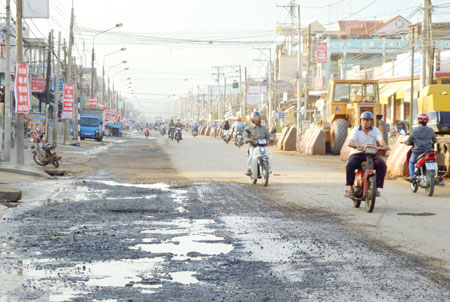 QL20 tiếp tục xuống cấp do xe chở bauxite qu&aacute; tải