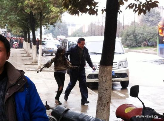 Một h&agrave;nh kh&aacute;ch được đưa ra khỏi chiếc xe bu&yacute;t gặp nạn