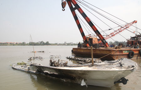 T&agrave;u c&aacute;nh ngầm Vina Express 01 tr&ecirc;n s&ocirc;ng S&agrave;i G&ograve;n bị ch&aacute;y ng&agrave;y 20/1/2014