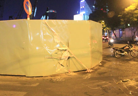 Kh&uacute;c cua nơi &ocirc;ng Đặng bị xe bu&yacute;t &eacute;p chặt v&agrave;o tường r&agrave;o đến chết