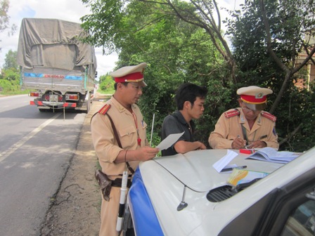 Lực lượng CSGT Quảng Ng&atilde;i kiểm tra, xử l&yacute; vi phạm tr&ecirc;n tuyến QL1