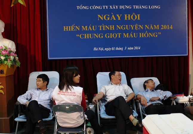 Ban Gi&aacute;m đốc Tổng c&ocirc;ng ty l&agrave; những người đầu ti&ecirc;n tham gia hiến m&aacute;u.
