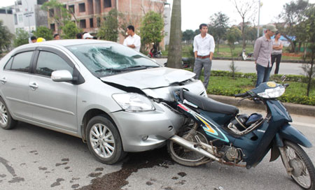 Chiếc xe m&aacute;y d&iacute;nh chặt v&agrave;o &ocirc;t&ocirc; sau vụ tai nạn