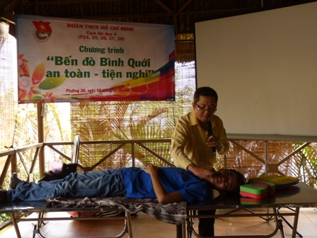 B&aacute;c sĩ quận B&igrave;nh Thạnh đang hướng dẫn c&aacute;ch sơ cấp cứu người khi bị nạn đuối nước. 