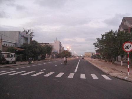 Đường Điện Bi&ecirc;n Phủ, B&igrave;nh Định đ&atilde; tr&atilde;i thảm nhựa