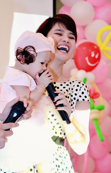 Cựu người mẫu diện v&aacute;y chấm bi thanh lịch, to&aacute;t l&ecirc;n vẻ sang trọng, c&ograve;n b&eacute; Anna diện v&aacute;y trắng, đội mũ đen. 