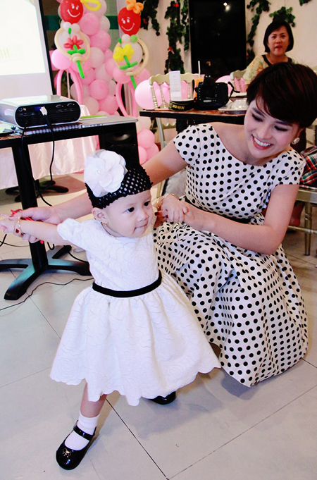 C&ocirc; c&ugrave;ng con g&aacute;i v&agrave; đại gia đ&igrave;nh đ&atilde; c&oacute; một buổi tiệc ấm c&uacute;ng b&ecirc;n cạnh những người th&acirc;n, bạn b&egrave;.