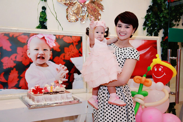 Con g&aacute;i Anna Trần của Vũ Thu Phương kh&aacute; tinh nghịch