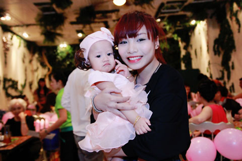 Thảo My quấn qu&yacute;t b&ecirc;n Anna Trần