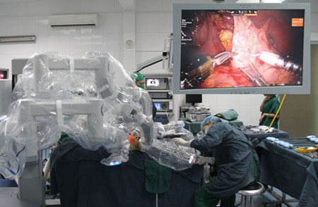 Ca phẫu thuật nội soi c&oacute; ứng dụng robot ng&agrave;y 27/2