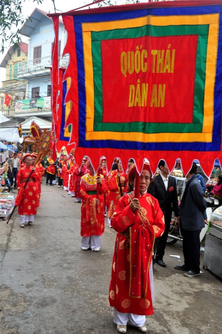 Đo&agrave;n rước c&acirc;y b&ocirc;ng tiến v&agrave;o đ&igrave;nh l&agrave;ng