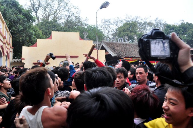 Kh&ocirc;ng chỉ giằng b&ocirc;ng mới chen ch&uacute;c, người quay phim cũng cố chen bằng được