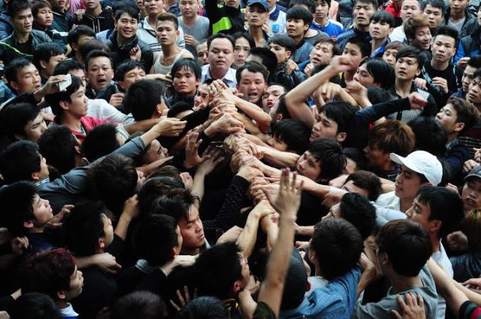 Kh&ocirc;ng kh&iacute; giằng b&ocirc;ng diễn ra quyết liệt v&agrave; đầy h&agrave;o hứng