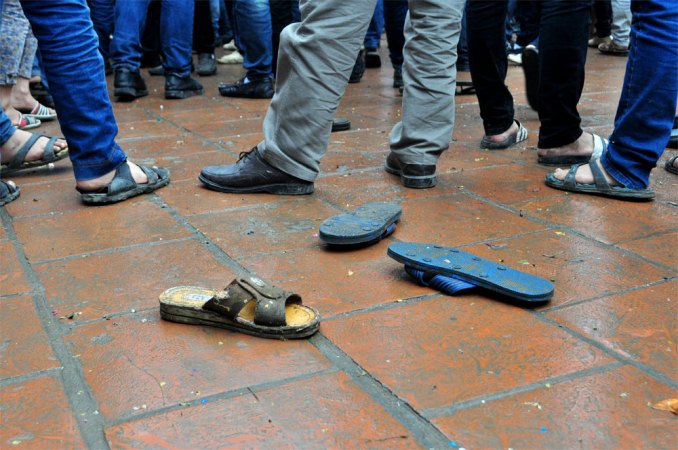 Những chiếc d&eacute;p bị rơi của những người giằng b&ocirc;ng