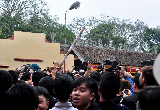 Người duy nhất cầm c&acirc;y b&ocirc;ng l&ecirc;n khỏi đ&aacute;m đ&ocirc;ng sẽ l&agrave; người thắng cuộc