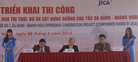 Ký kết giao ước thực hiện đúng tiến độ thi công gói thầu giữa lãnh đạo VEC, Cienco5 và Cienco1.