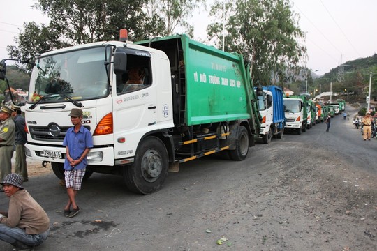 H&agrave;ng chục xe r&aacute;c kh&ocirc;ng thể v&agrave;o b&atilde;i do bị người d&acirc;n ngăn cản