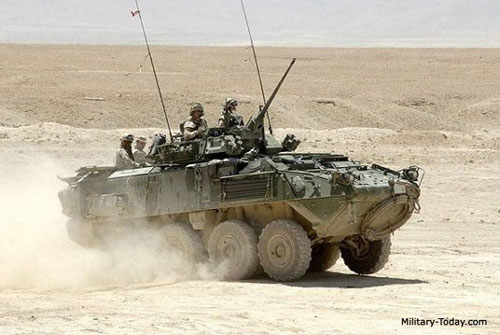 Trang bị hỏa lực ch&iacute;nh của xe bọc th&eacute;p LAV III l&agrave; ph&aacute;o 25 mm, s&uacute;ng m&aacute;y 7,62 mm v&agrave; 5,56 mm. Với tốc độ di chuyển tối đa 100 km/giờ. Dự trữ h&agrave;nh tr&igrave;nh của LAV III đạt 450 km. Xe bọc th&eacute;p chở qu&acirc;n n&agrave;y c&oacute; thể chở theo 7 binh sĩ với đầy đủ trang bị (kh&ocirc;ng kể 3 th&agrave;nh vi&ecirc;n của tổ l&aacute;i) trong khoang. Ảnh: news.cn/mil.