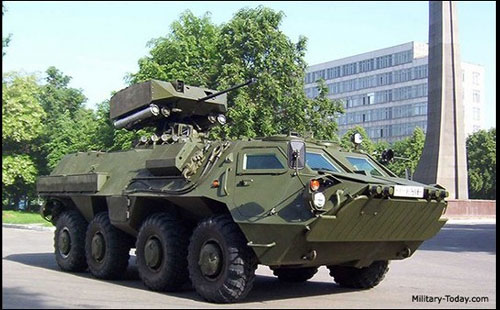 BTR-4 l&agrave; loại xe bọc th&eacute;p chở qu&acirc;n đầu ti&ecirc;n của Ukraine, do Viện Thiết kế Chế tạo m&aacute;y Kharkov mang t&ecirc;n A.A. Morozov (KhKBM) ph&aacute;t triển v&agrave;o đầu những năm 2000 d&ugrave;ng để vận chuyển binh sĩ c&aacute;c đơn vị bộ binh cơ giới v&agrave; chi viện hoả lực. BTR-4 được trang bị động cơ c&ocirc;ng suất 500 m&atilde; lực v&agrave; an to&agrave;n về sinh th&aacute;i, tương ứng với ti&ecirc;u chuẩn Euro-3, điều khiển tiện lợi, c&oacute; hộp số tự động, tốc độ tối đa tr&ecirc;n địa h&igrave;nh n&ocirc;ng th&ocirc;n đạt 110 km/h. Ảnh: news.cn/mil.