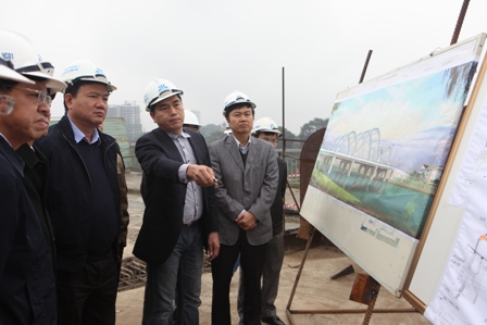 Bộ trưởng Đinh La Thăng kiểm tra hiện trường cầu Đ&ocirc;ng Tr&ugrave;