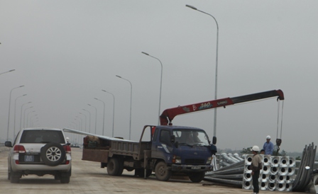 Cầu Vĩnh Thịnh đang được thi c&ocirc;ng ho&agrave;n thiện những hạng mục cuối c&ugrave;ng