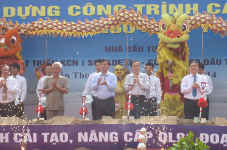 Bộ trưởng Đinh La Thăng c&ugrave;ng l&atilde;nh đạo TP Cần Thơ thực hiện nghi lễ khởi c&ocirc;ng