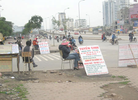 Nhiều người c&oacute; nhu cầu đ&aacute;nh b&oacute;ng bộ hồ sơ đ&atilde; t&igrave;m đến c&aacute;c &ldquo;chợ&rdquo; chứng chỉ