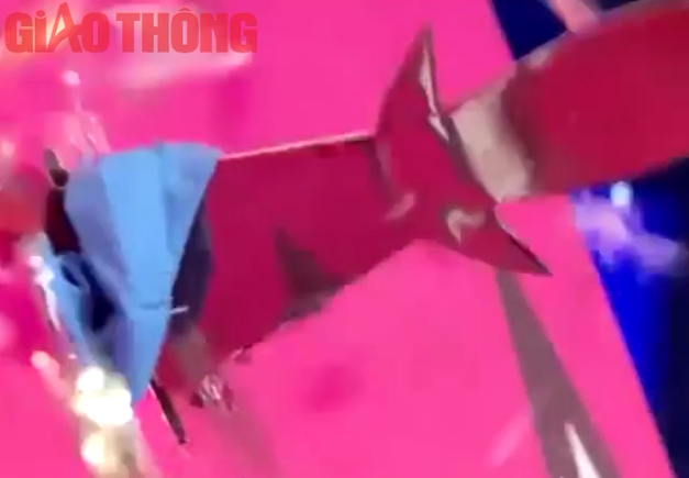 Dao cắm vỡ b&oacute;ng tr&ecirc;n tấm bảng xoay.