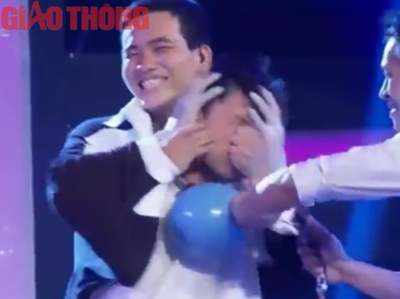 M&agrave;n d&ugrave;ng c&aacute;c tạp chất phun v&agrave;o mặt người chơi.