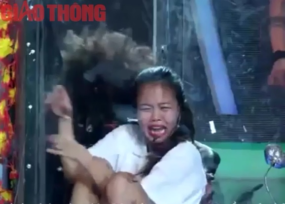 M&agrave;n chui v&agrave;o hộp k&iacute;nh với những thứ r&ugrave;ng rợn g&acirc;y sợ h&atilde;i cho c&ocirc; g&aacute;i.