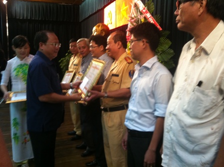 Tặng bằng khen cho những c&aacute; nh&acirc;n c&oacute; th&agrave;nh t&iacute;ch xuất sắc, s&aacute;ng kiến trong c&ocirc;ng t&aacute;c đảm bảo TTATGT 