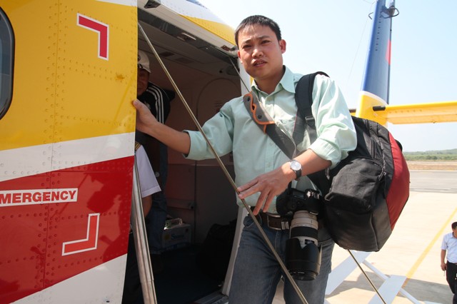 Ph&oacute;ng vi&ecirc;n B&aacute;o Giao th&ocirc;ng c&oacute; mặt tr&ecirc;n chiếc thủy phi cơ t&igrave;m kiếm dấu t&iacute;ch chiếc Boeing 777 mất t&iacute;ch