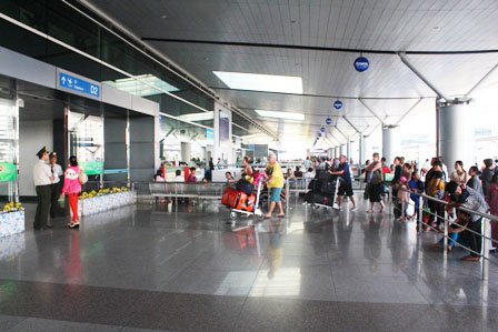 Người nh&agrave; đưa tiễn được y&ecirc;u cầu dừng lại ở khu vực ph&iacute;a ngo&agrave;i