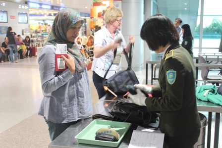 Kiểm tra ngẫu nhi&ecirc;n h&agrave;nh l&yacute; x&aacute;ch tay đ&atilde; qua soi chiếu v&agrave; phỏng vấn h&agrave;nh kh&aacute;ch