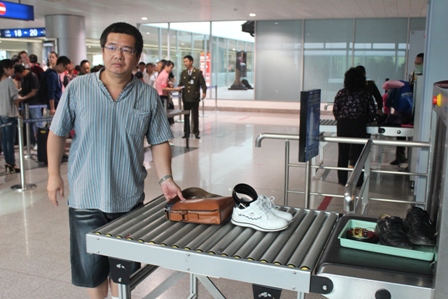 Ngay cả d&agrave;y của h&agrave;nh kh&aacute;ch cũng được y&ecirc;u cầu cởi ra để đưa qua m&aacute;y soi chiếu kiểm tra