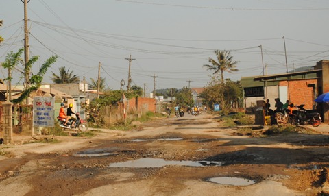 Giữa m&ugrave;a kh&ocirc; m&agrave; mặt đường lầy lội chẳng kh&aacute;c m&ugrave;a mưa