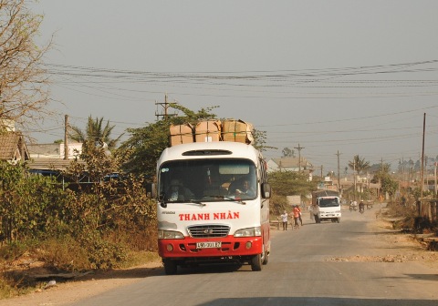 Xe kh&aacute;ch v&ocirc; tư chở h&agrave;ng qu&aacute; tải tr&ecirc;n n&oacute;c xe