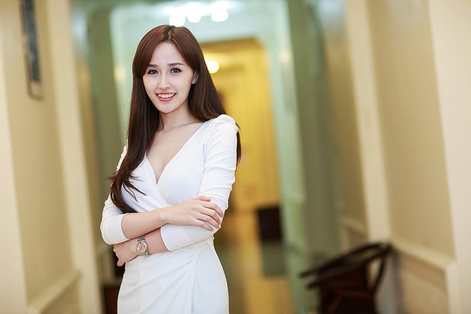 Mai Phương Th&uacute;y quyến rũ trong bộ đầm trắng xẻ t&aacute;o bạo, khoe ch&acirc;n thon nuột n&agrave;. 